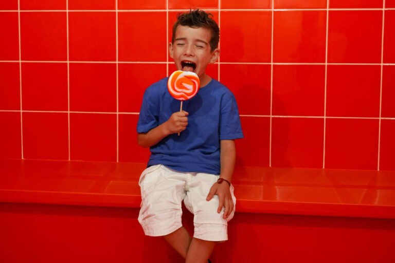 ¡Bombazo de color! El plan familiar que hará que tus hijos olviden las pantallas por un día 🍭
